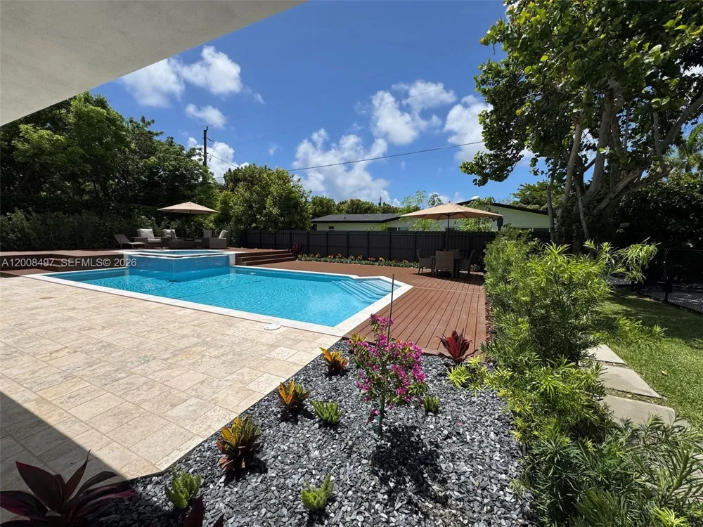 10475 SW 72nd Ave Pinecrest, FL 33156