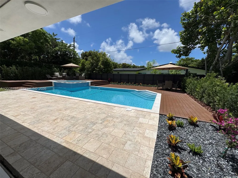 10475 SW 72nd Ave Pinecrest, FL 33156