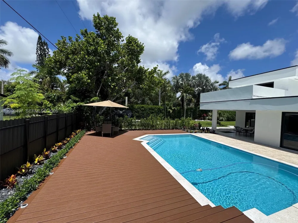 10475 SW 72nd Ave Pinecrest, FL 33156