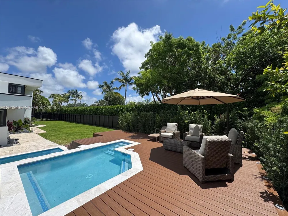 10475 SW 72nd Ave Pinecrest, FL 33156