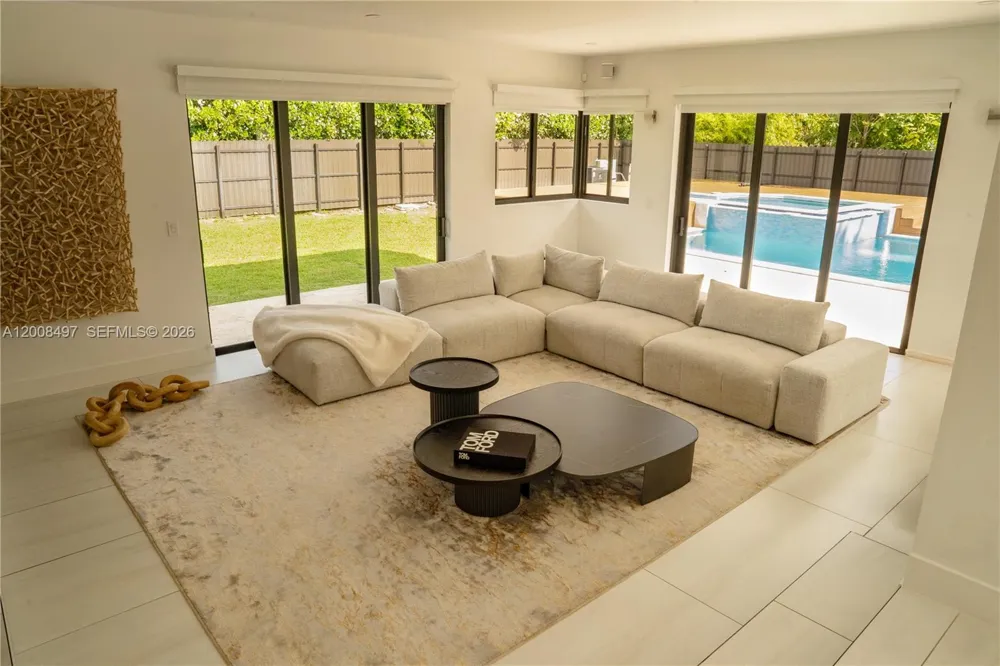 10475 SW 72nd Ave Pinecrest, FL 33156