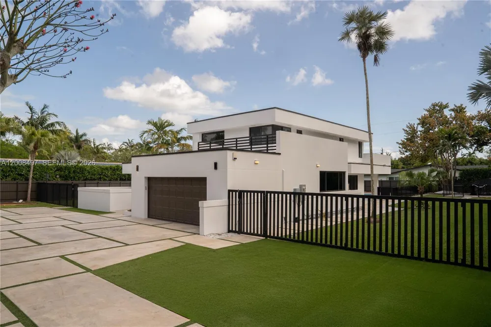 10475 SW 72nd Ave Pinecrest, FL 33156