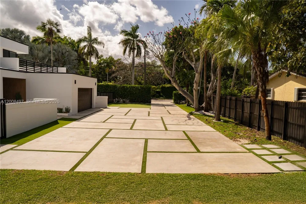 10475 SW 72nd Ave Pinecrest, FL 33156