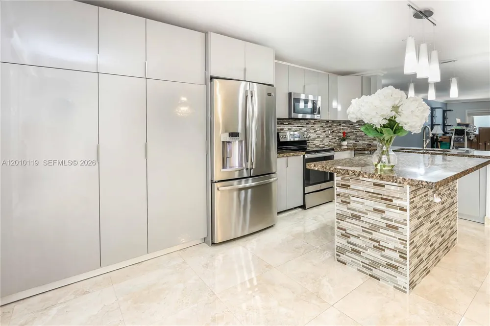 928 NE 27th Ave Hallandale Beach, FL 33009