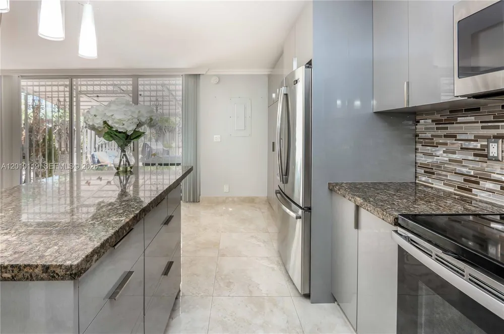 928 NE 27th Ave Hallandale Beach, FL 33009
