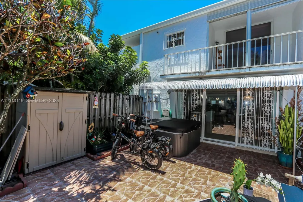 928 NE 27th Ave Hallandale Beach, FL 33009