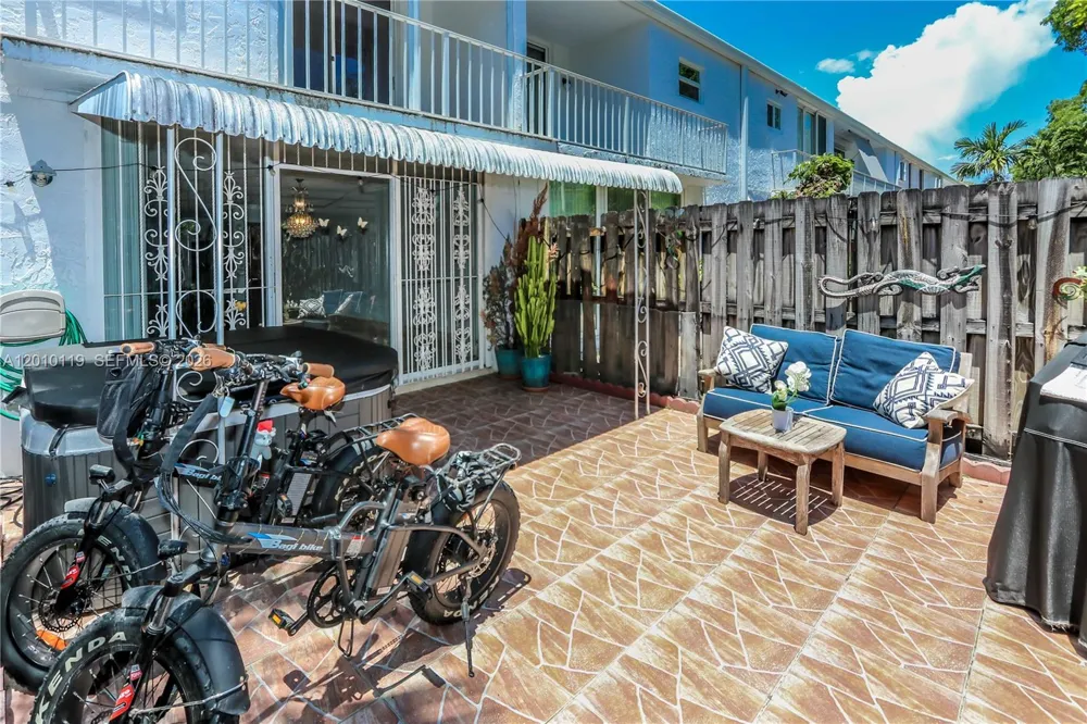 928 NE 27th Ave Hallandale Beach, FL 33009