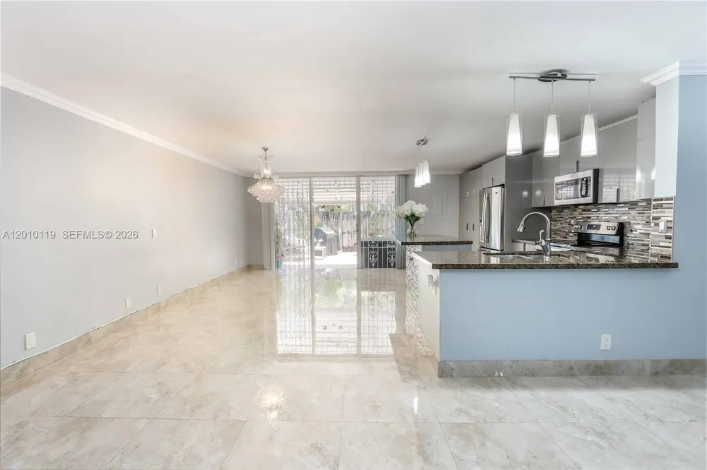 928 NE 27th Ave Hallandale Beach, FL 33009