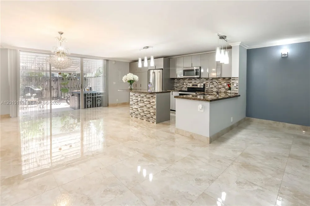 928 NE 27th Ave Hallandale Beach, FL 33009