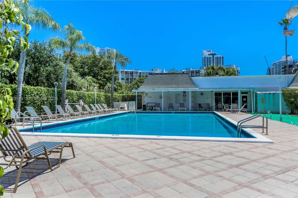 928 NE 27th Ave Hallandale Beach, FL 33009
