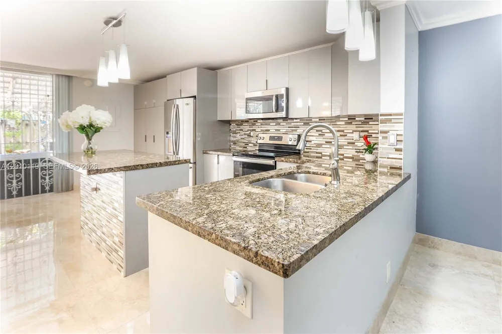 928 NE 27th Ave Hallandale Beach, FL 33009