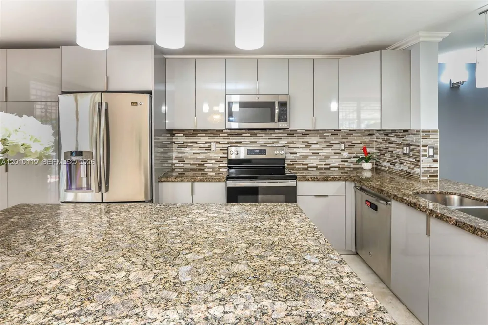 928 NE 27th Ave Hallandale Beach, FL 33009