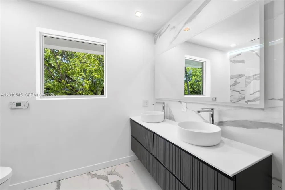 5824 Alton Rd Miami Beach, FL 33140