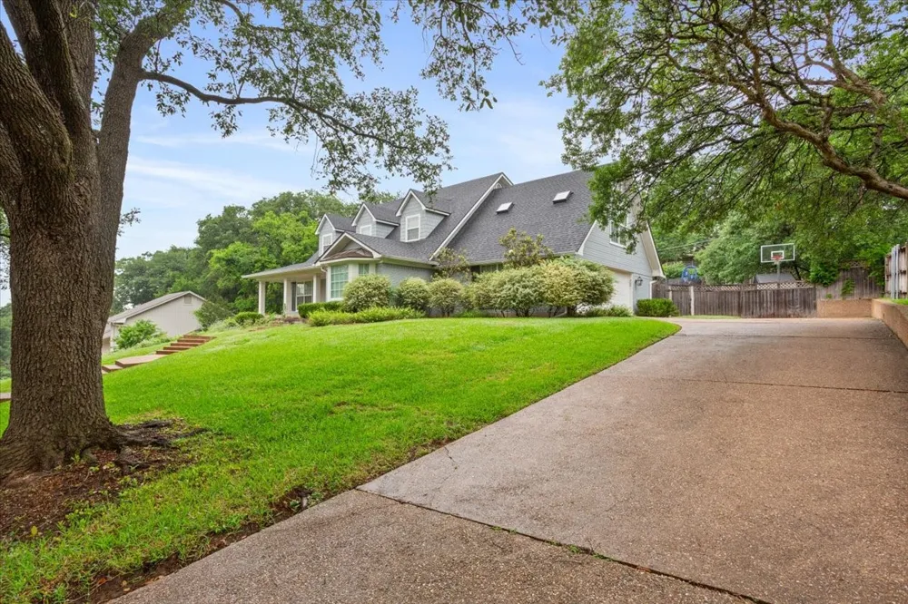 402 Shadow Mountain Drive Woodway, TX 76712