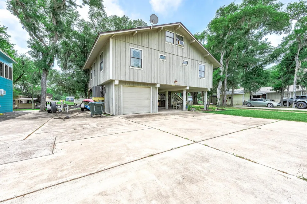 142 Private Road 652 Sargent, TX 77414