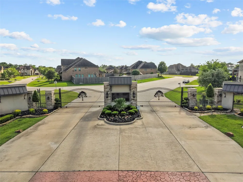 2080 Wilderness Trail Friendswood, TX 77546