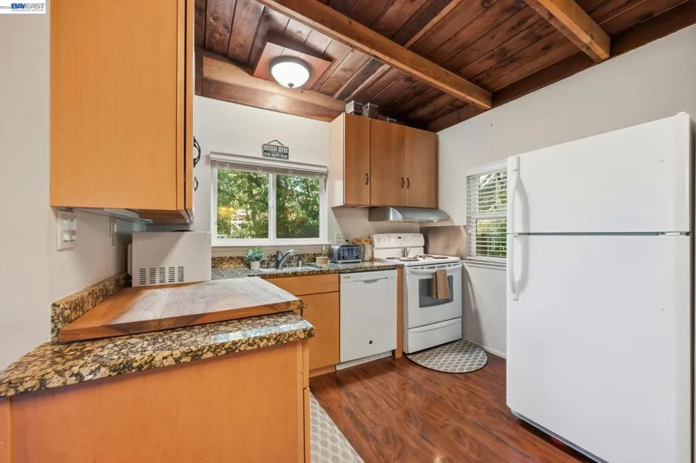 11700 Oak Rd Forestville, CA 95436