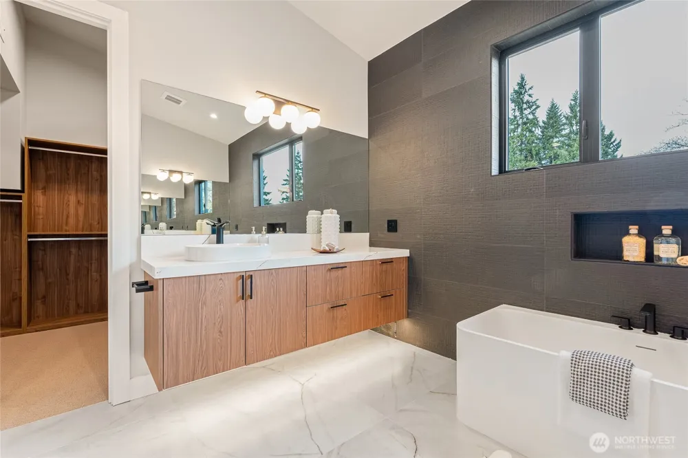 2423 129th Avenue SE Bellevue, WA 98005