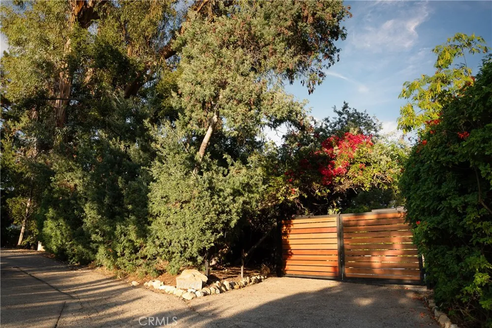 21149 Entrada Road Topanga, CA 90290