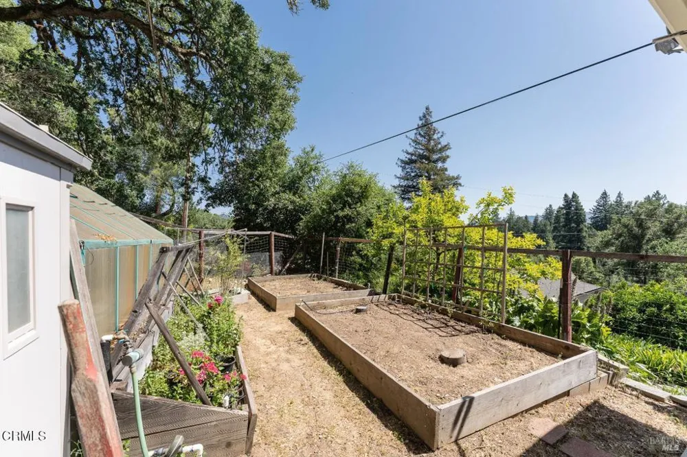 925 Knob Hill Road Ukiah, CA 95482