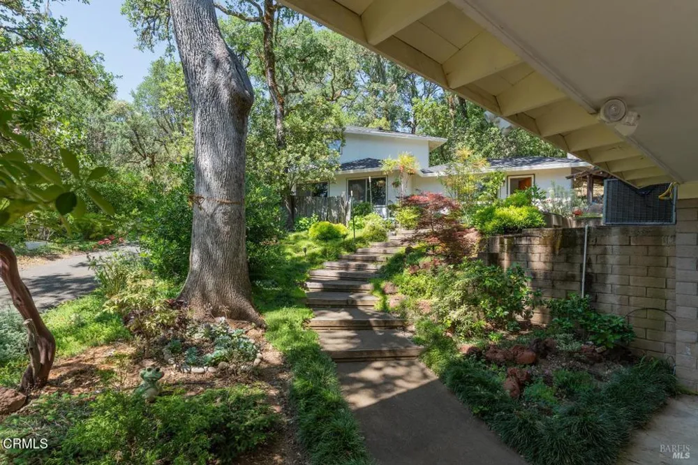 925 Knob Hill Road Ukiah, CA 95482