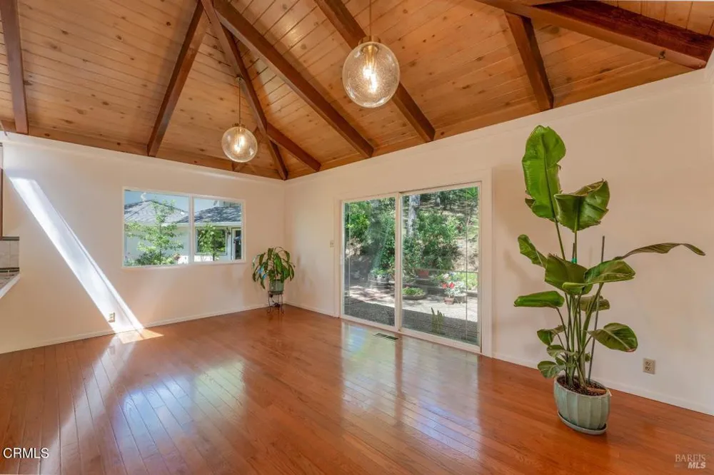 925 Knob Hill Road Ukiah, CA 95482