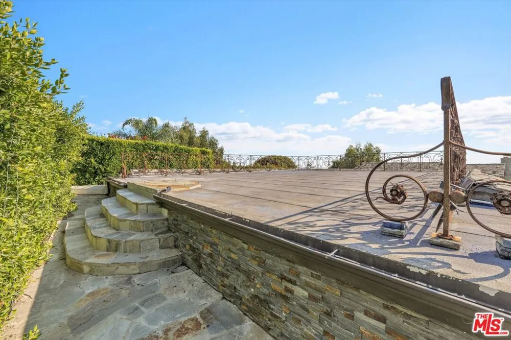 1300 Summitridge Drive Beverly Hills, CA 90210