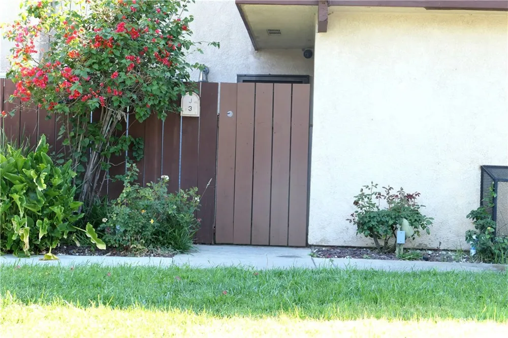 7300 Lennox #J3 Van Nuys, CA 91405