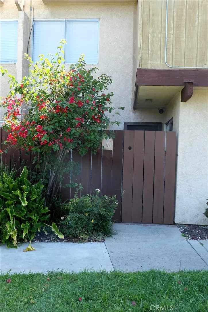 7300 Lennox #J3 Van Nuys, CA 91405