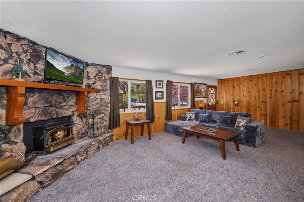 1099 Canyon Fawnskin, CA 92333