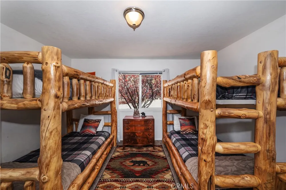 1099 Canyon Fawnskin, CA 92333