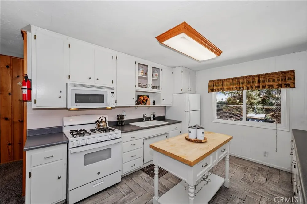 1099 Canyon Fawnskin, CA 92333