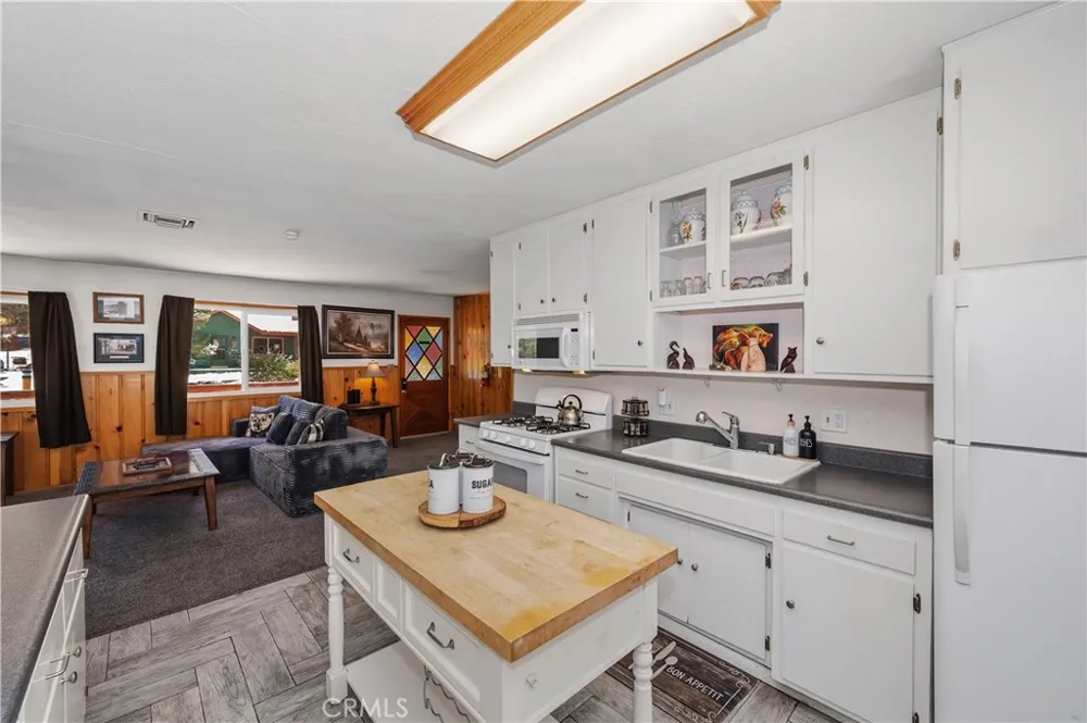 1099 Canyon Fawnskin, CA 92333