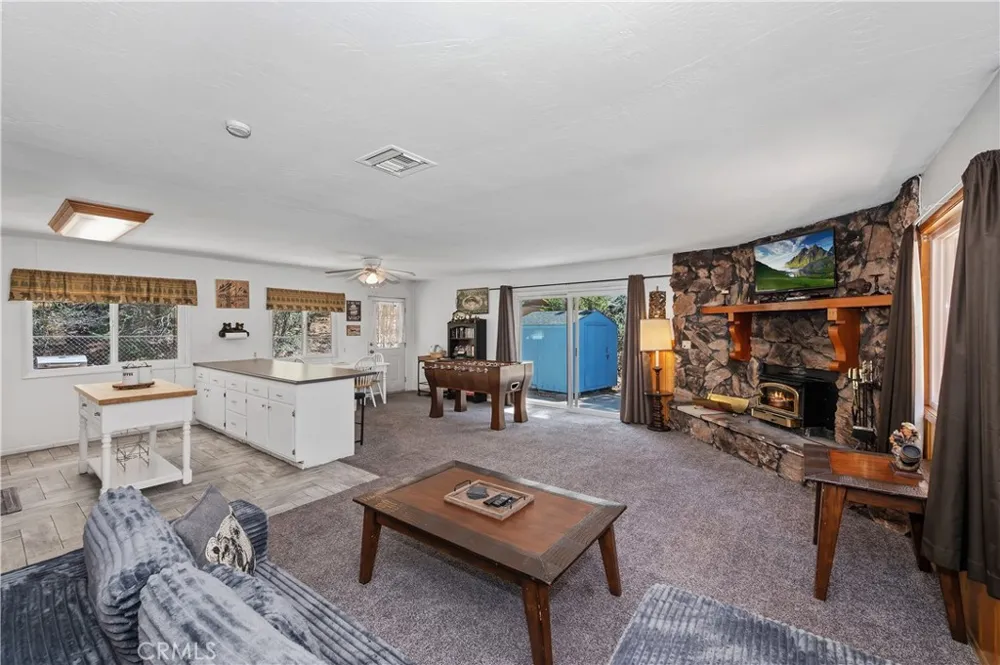 1099 Canyon Fawnskin, CA 92333