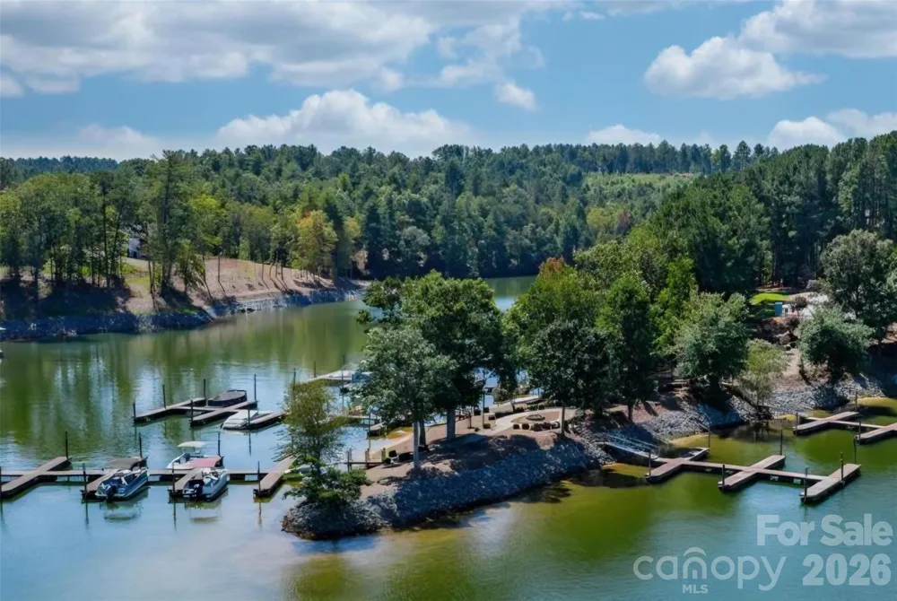 1518 W Paradise Harbor Drive Connelly Springs, NC 28612