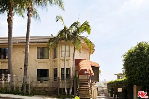 1942 Grace Avenue #118