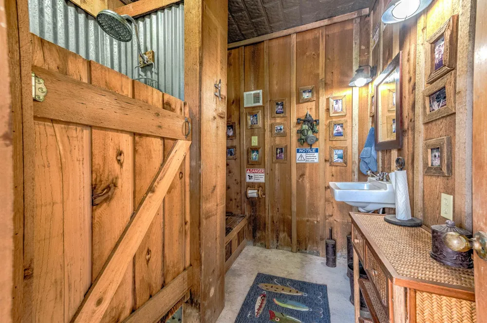 134 Private Road 652 Sargent, TX 77414