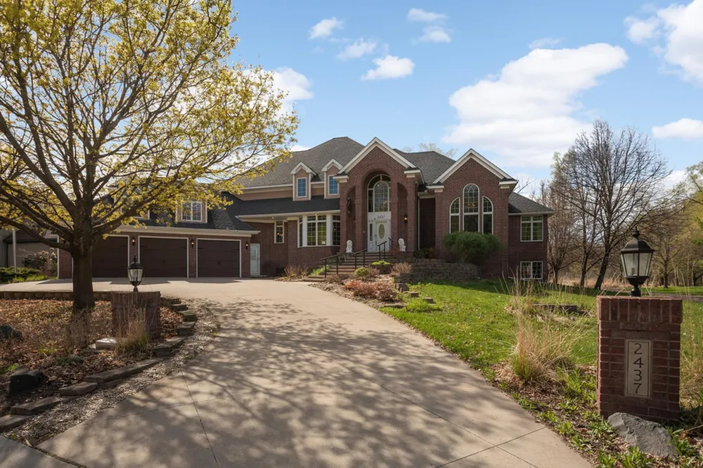 2437 Sunset Court Little Canada, MN 55117