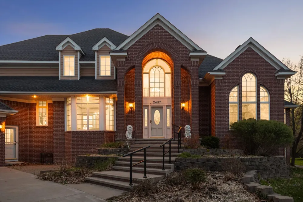 2437 Sunset Court Little Canada, MN 55117