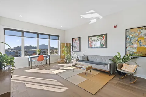 411 Fairpoint St #202 Street #202