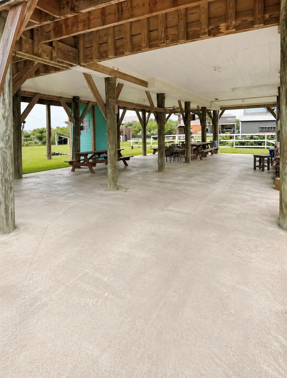 906 Moms Road Port Bolivar, TX 77650