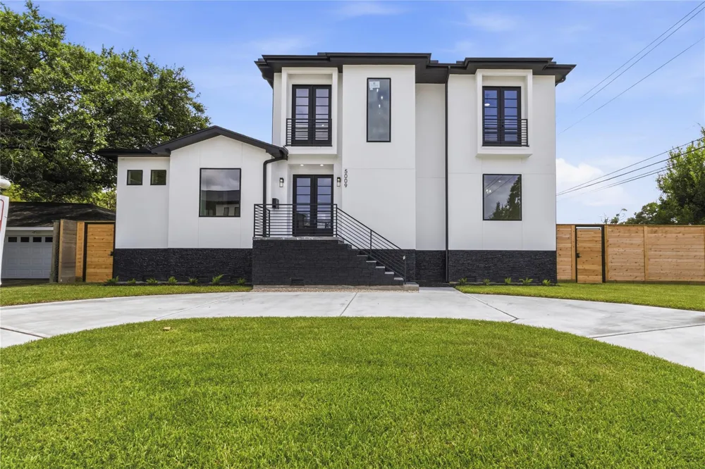 5009 Holt Street Bellaire, TX 77401