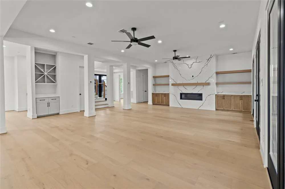 5009 Holt Street Bellaire, TX 77401