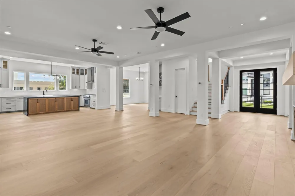 5009 Holt Street Bellaire, TX 77401