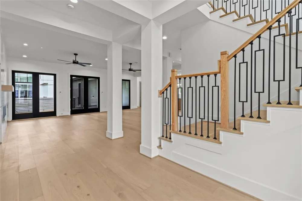 5009 Holt Street Bellaire, TX 77401