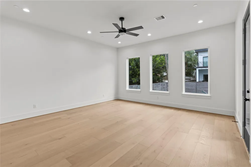 5009 Holt Street Bellaire, TX 77401