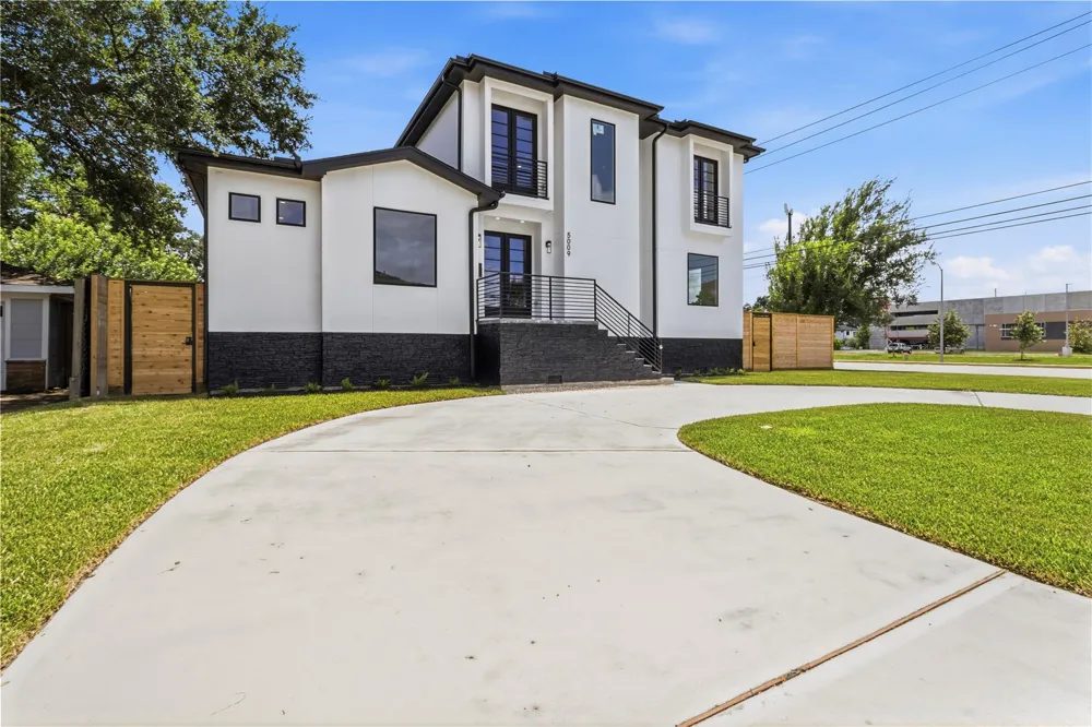 5009 Holt Street Bellaire, TX 77401