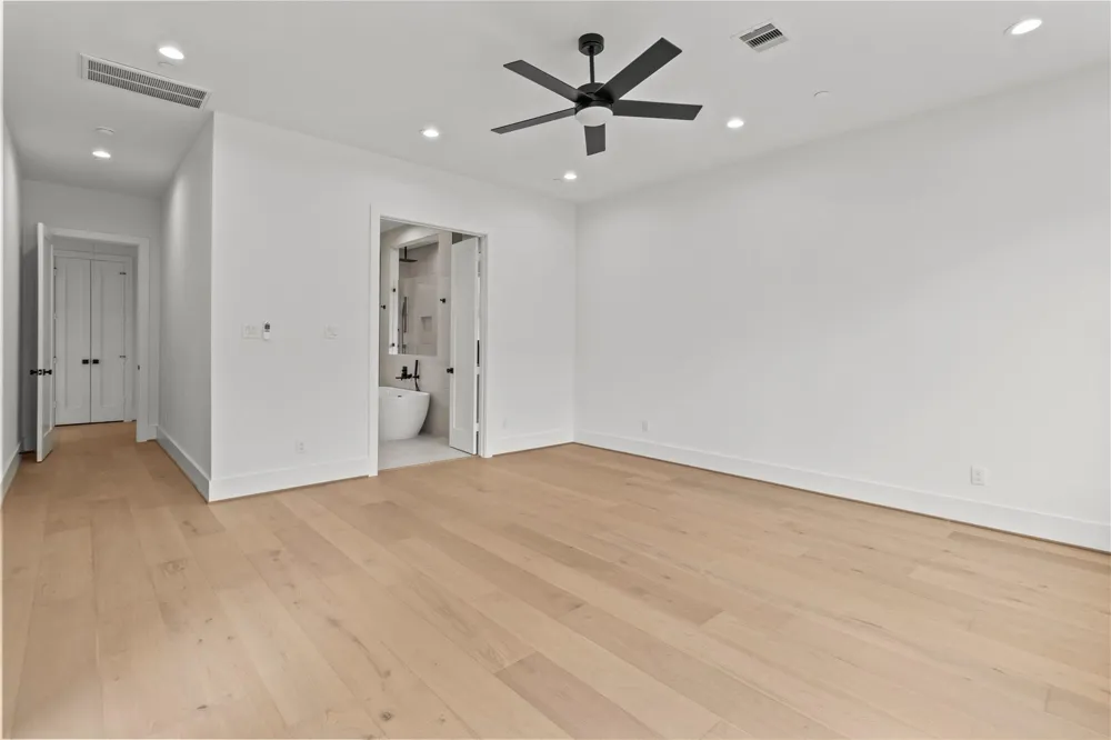 5009 Holt Street Bellaire, TX 77401