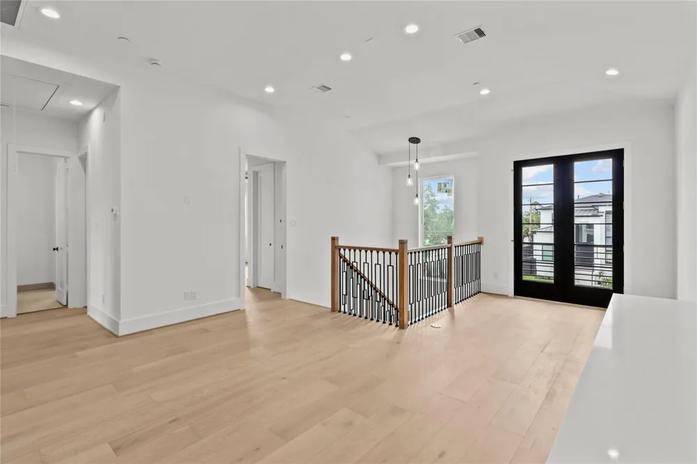 5009 Holt Street Bellaire, TX 77401