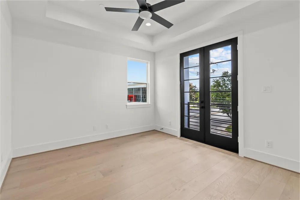 5009 Holt Street Bellaire, TX 77401